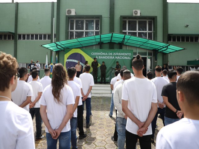 Cerimnia de juramento  bandeira nacional  realizada em Pinhais