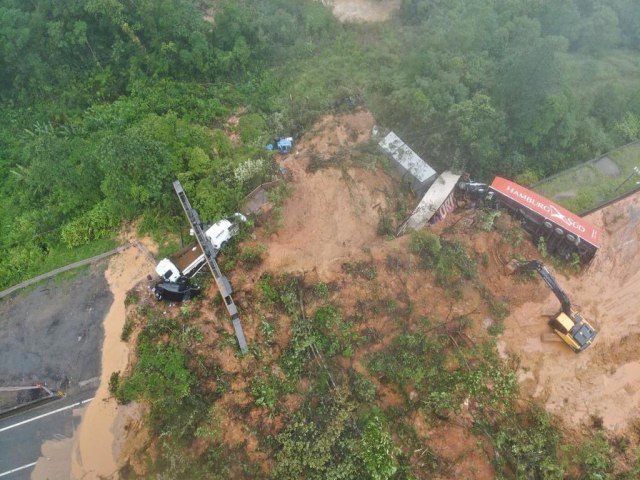 Governo do Paran divulga telefones de contato para familiares das vtimas da BR-376