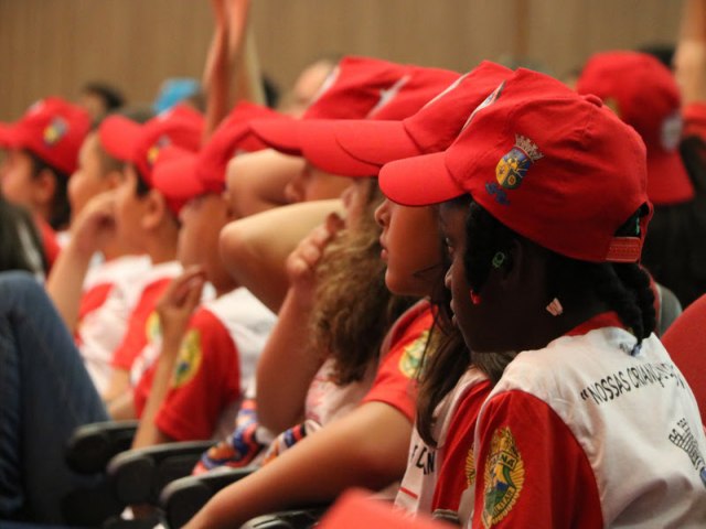  Alunos da rede municipal participam de formatura do Proerd no Cenforpe