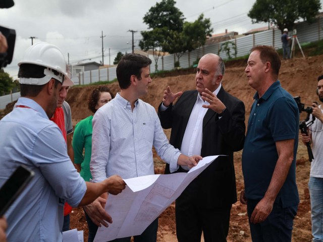 Secretrios vistoriam obras do Hospital de Colombo, que poder fazer 400 cirurgias/ms