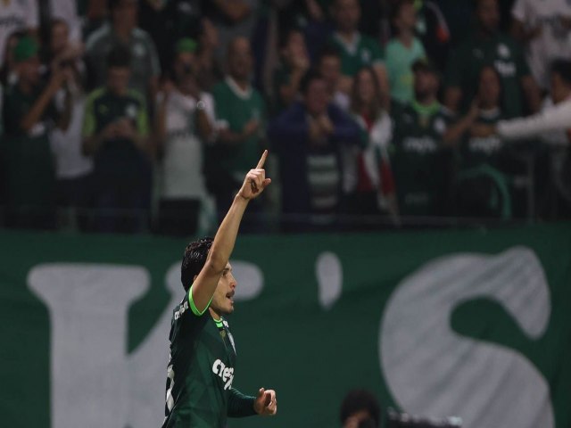 Palmeiras goleia Grmio para dormir na liderana