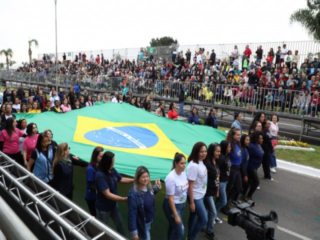 Desfile da Independncia movimenta milhares de pessoas no Centro de Pinhais