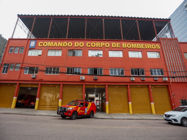 Corpo de Bombeiros do Paran recebe doaes para moradores do Rio Grande do Sul