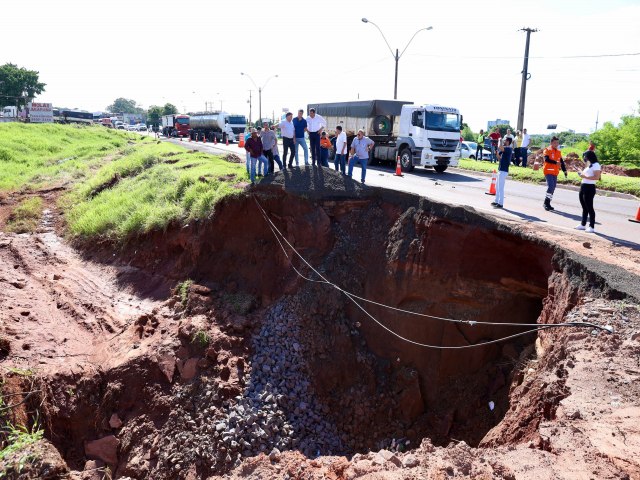 Obra emergencial no trecho da PR-323 danificado por chuvas em Umuarama est em execuo