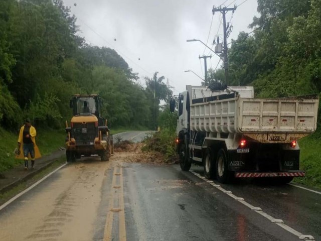 Aps queda de barreira, PR-412 em Guaratuba est bloqueada; ferry boat segue operando