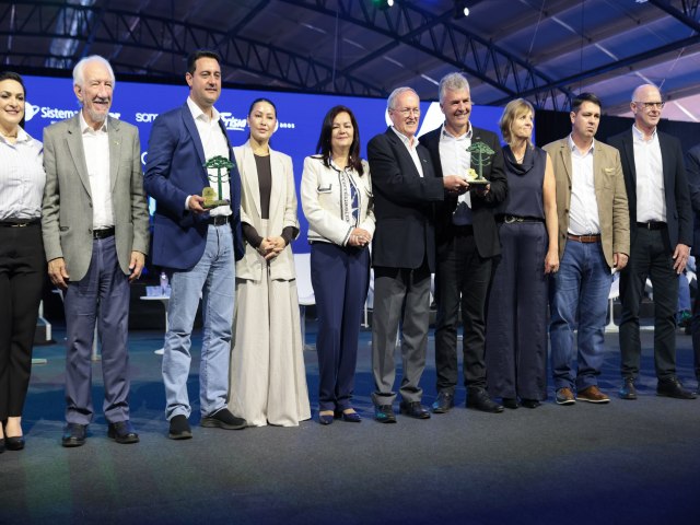 Ratinho Junior recebe Trof�u Ocepar por contribui��o ao cooperativismo paranaense
