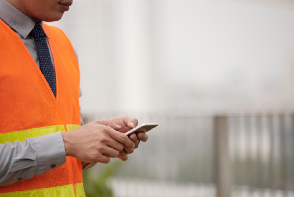 Prefeitura de Pinhais alerta sobre os riscos de caminhar mexendo no celular