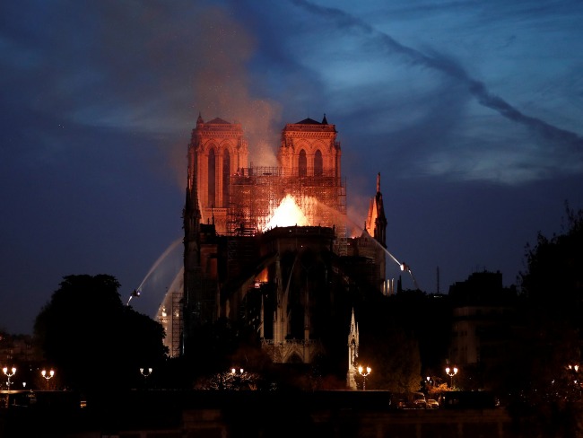 A catedral de Notre Dame em Paris está sendo devorada por um incêndio