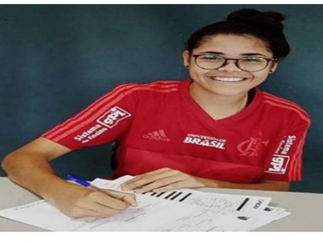 Larissa Souza, do Colégio Quitéria Maria de Jesus, foi contratada pelo Flamengo do Rio de Janeiro