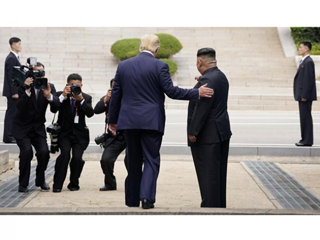Trump entra na Coreia do Norte 
