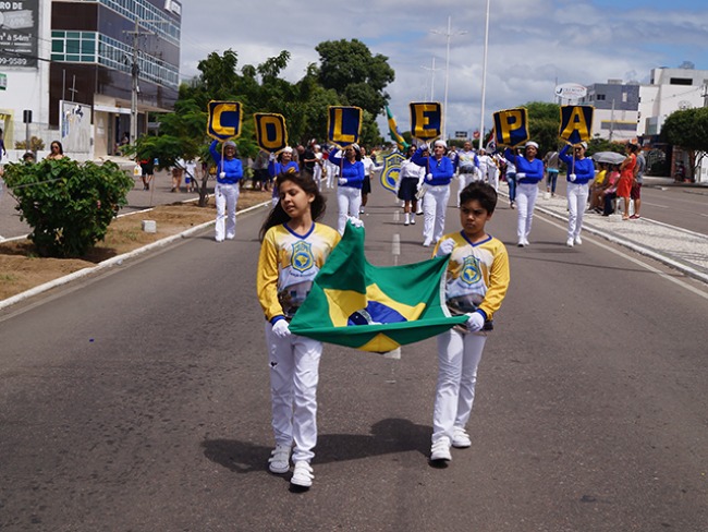 Ex-alunos do COLEPA levam a alegria e brilho dos desfiles cívicos mais uma vez à Av. Apolônio Sales, em Paulo Afonso – BA.
