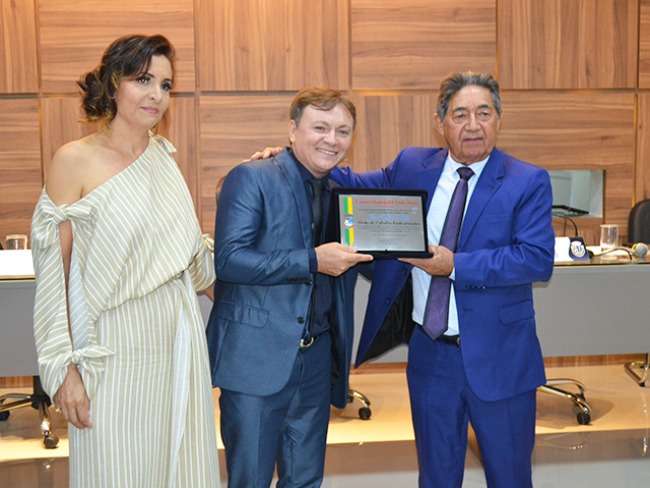 José Mota, Dudé, recebe o título de Cidadão de Paulo Afonso na Câmara Municipal em clima de muita emoção.