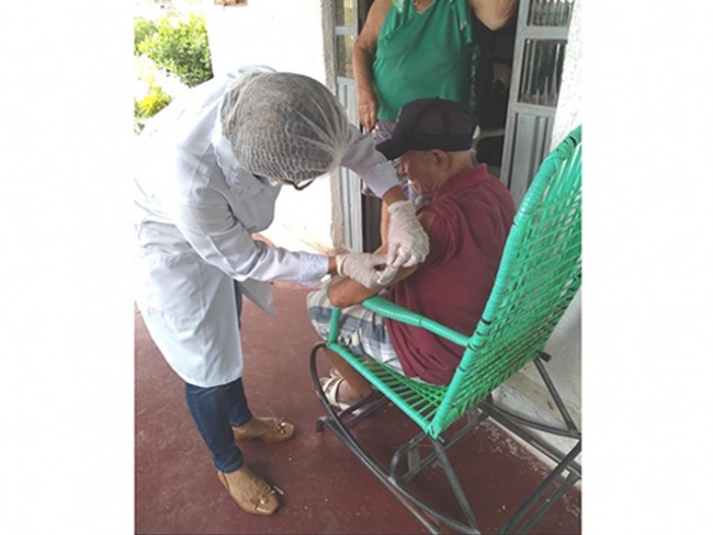Secretaria de Saúde intensifica vacinação contra gripe em domicílio para idosos