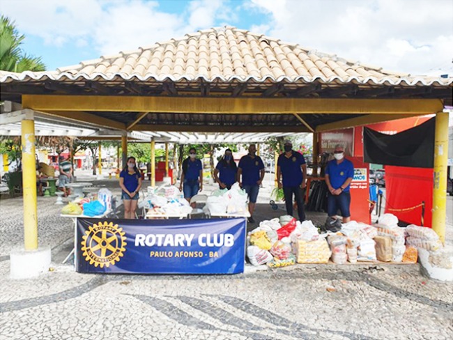 Rotary de Paulo Afonso encerra gestão da Dra. Thays Miranda com entrega de cestas básicas a famílias carentes.