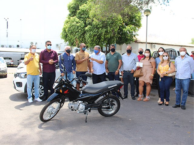 Carros e motos do Natal Premiado são entregues pela Prefeitura e entidades parcerias 