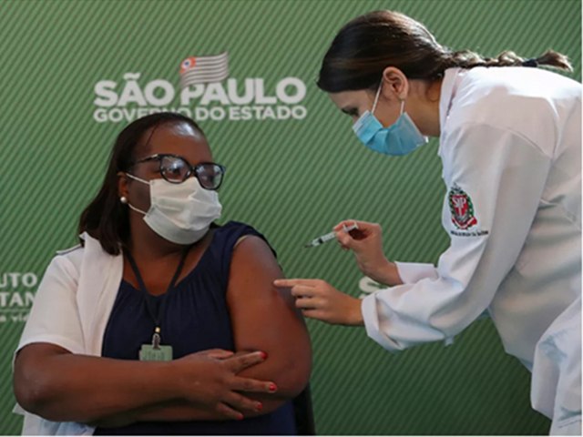 Enfermeira Mônica Calazans, 1ª pessoa a ser vacinada no Brasil contra o Covid-19
