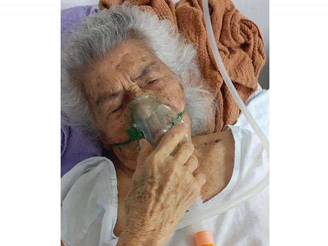 Dona São Pedro, do povoado Malhada Grande, com 96 anos, quebra o fêmur e precisa de uma UTI urgente!