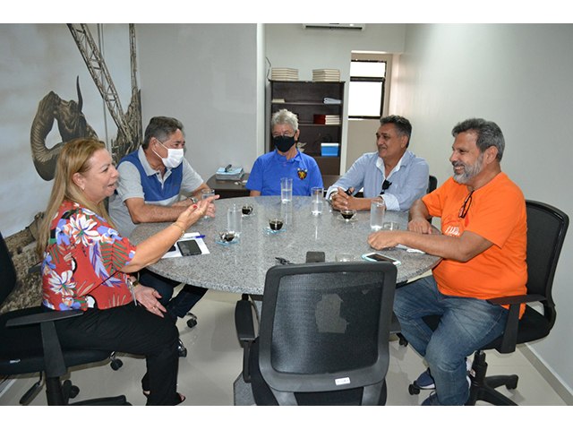 Curador do Cariri Cangaço, Manoel Severo, reúne-se com a presidente da ALPA, Gorette Moreira, em Paulo Afonso
