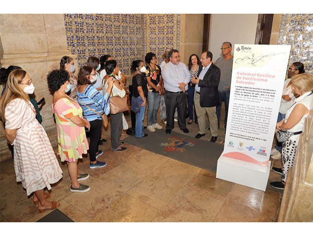 Setur-BA entrega totens informativos do turismo religioso católico no Centro Histórico de Salvador 