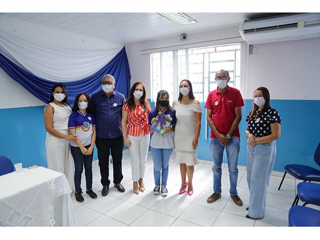 Alunos da rede municipal recebem material didático para reforçar o aprendizado no pós-pandemia