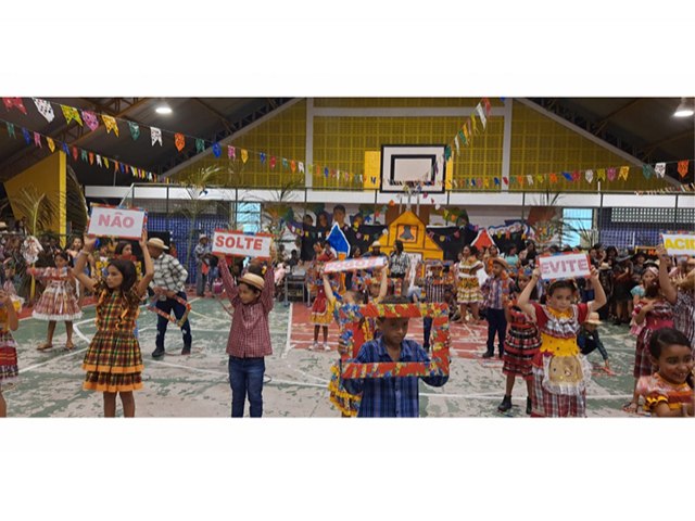 A Escola Municipal Rivadalva de Carvalho realiza sua festa junina como culminância do Projeto Cultura Nordestina                   