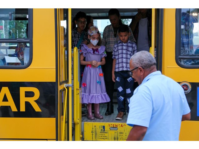 Inclusão: Seduc disponibiliza ônibus para crianças especiais participarem do Forrozin da Garotada