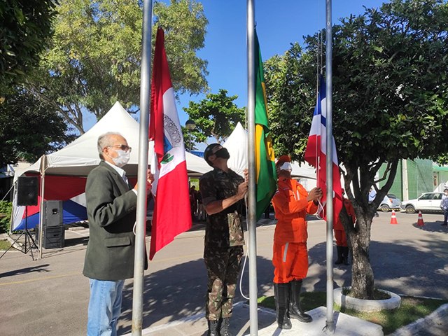 Hasteamento de bandeiras marca início da programação em celebração aos 64 anos do município