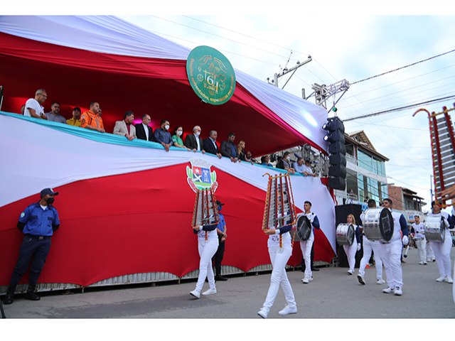 No Desfile Cvico no Bairro Tancredo Neves, homenagem a D. Risalva Toledo