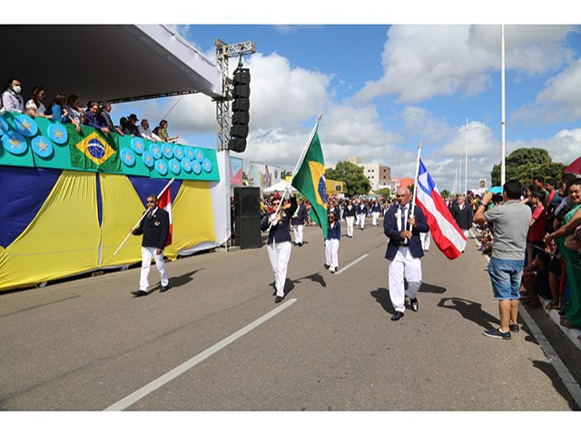 Desfile Cvico na Avenida Apolnio Sales encerra programao da Semana da Ptria