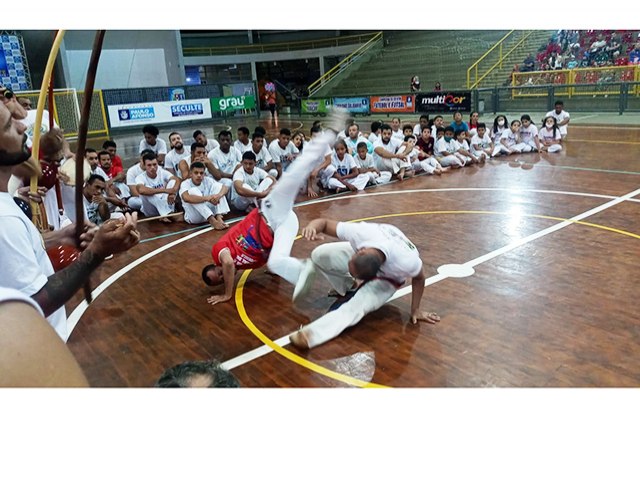 Pblico prestigia II Amostra Esportiva e Cultural de Capoeira