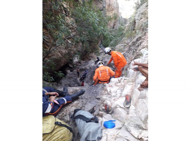 Uma mulher morre e outra fica ferida com deslocamento de uma pedra no cnion prximo ao rio So Francisco no Povoado Malhada Grande, Paulo Afonso/BA.