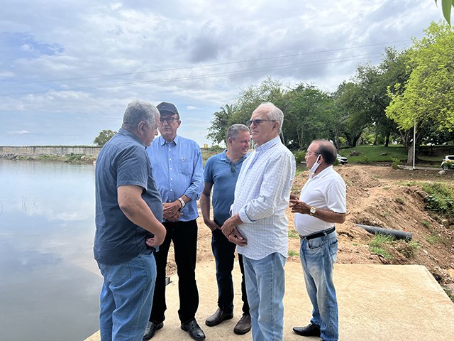 Prefeito, vice-prefeito e secretrios visitam revitalizao do lago do Obelisco 