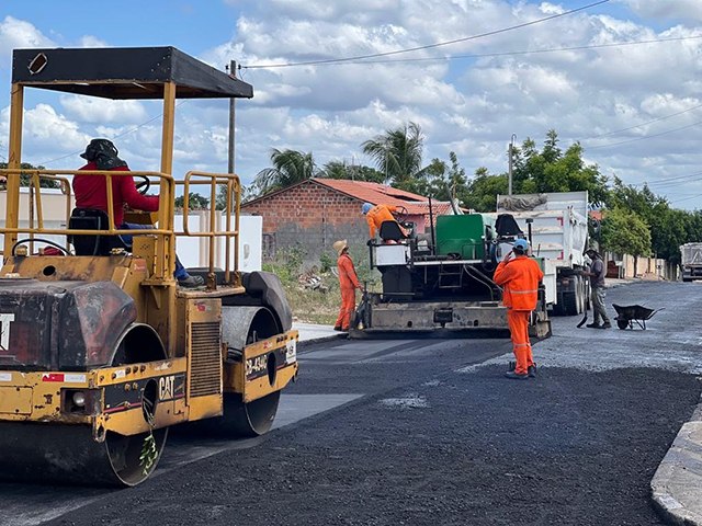 Ruas do Bairro Rodovirio recebem segunda camada de asfalto 