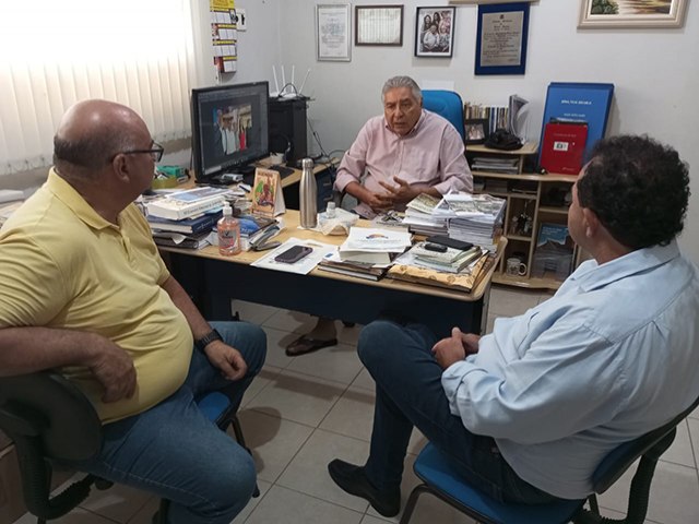 Secretrio de Cultura e Esportes, Dernival Jr. e Vereador Valmir Rocha visitam Jornal Folha Sertaneja
