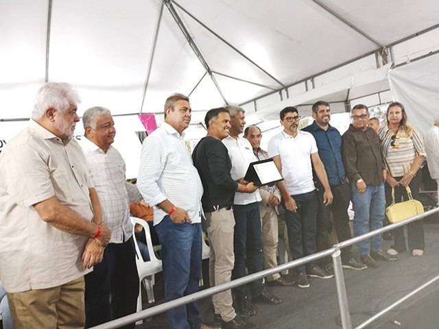 Governador da Bahia, Jerônimo Rodrigues recebe presentes e o título de Cidadão de Paulo Afonso de autoria do Vereador Marconi Daniel