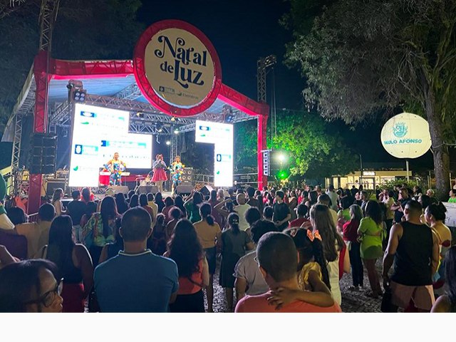 Com desfile do Papai Noel pelas ruas e programação na Praça das Mangueiras, abertura do Natal de Luz reúne público e muita diversão
