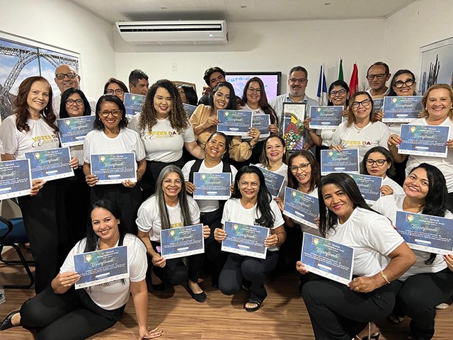 Seduc entrega certificados ao Coral Vozes da Educao pela participao no 22 Festival Nacional de Corais 