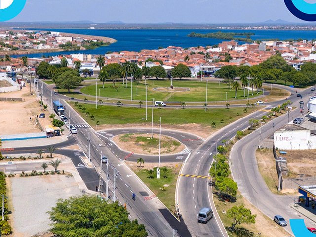 Construo da rotatria em frente ao Atacadista Assai melhora a trafegabilidade e a segurana viria na regio 