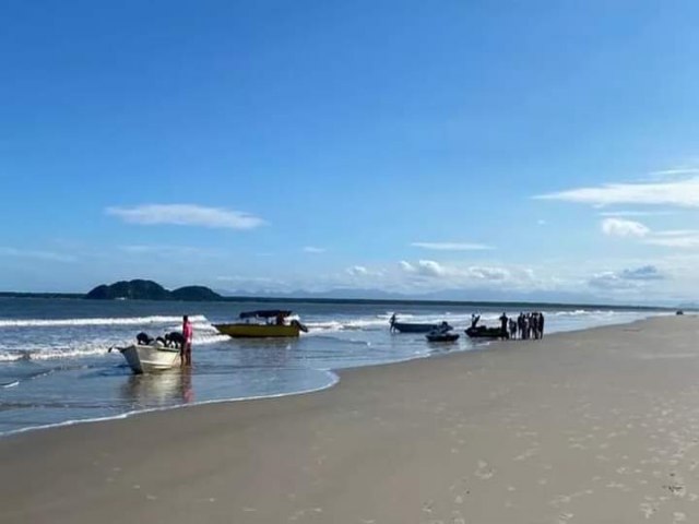 Criana de 6 anos salva trs pessoas aps barco virar no litoral do Paran, diz polcia