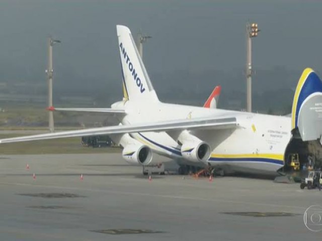 Avio cargueiro sai da pista durante pouso no Aeroporto de Guarulhos