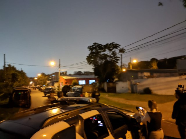 Cerca de 70 Policiais Civis e Guardas Municipais participam de operao em busca de suspeito de homicdio em Curitiba