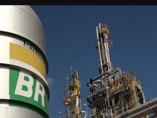 Petrobras anuncia reduo de 4,92% da gasolina a partir de quarta-feira