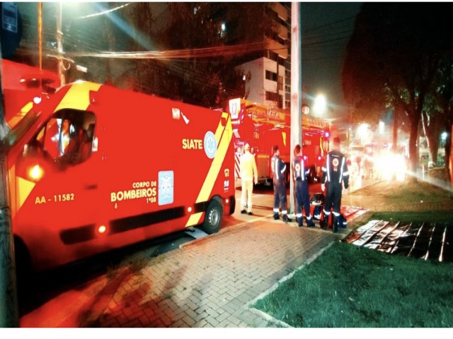 Carro de luxo pega fogo em prdio de Curitiba; moradores vo ao terrao para se proteger