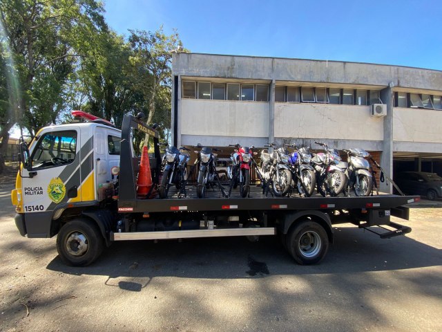PM prende quatro pessoas e apreende 20 motocicletas durante abordagem em Curitiba