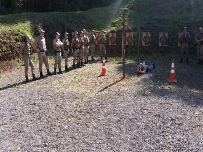 Policiais militares fazem treinamento de tiro em Maravilha