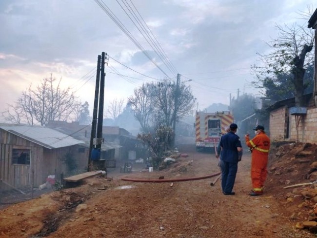Incndio iniciado em vegetao destri residncias em Xanxer
