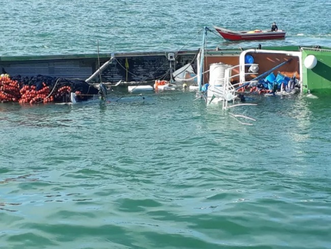Barco pesqueiro naufraga com 16 tripulantes em Santa Catarina