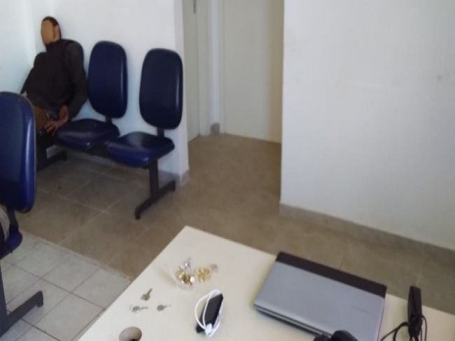 Homem  detido e dorme na delegacia aps arrombar casa e comer pudim da geladeira em Chapec