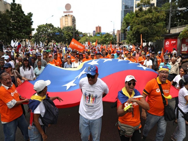 Grupo venezuelano protesta e pede sada de Maduro do Poder