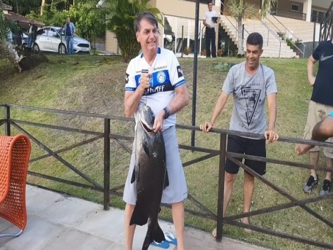 Bolsonaro pesca durante seu descanso em Salvador